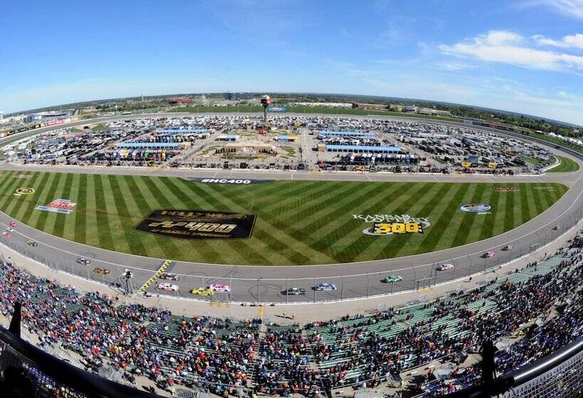 בית מלון כפרי Best Western Plus Kc Speedway Inn & Suites