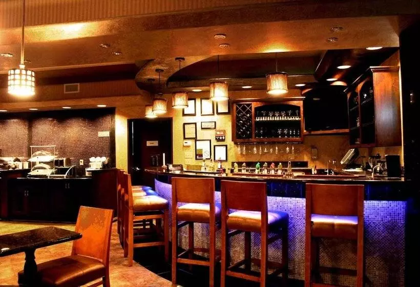 ホテル Best Western Plus Kc Speedway Inn & Suites