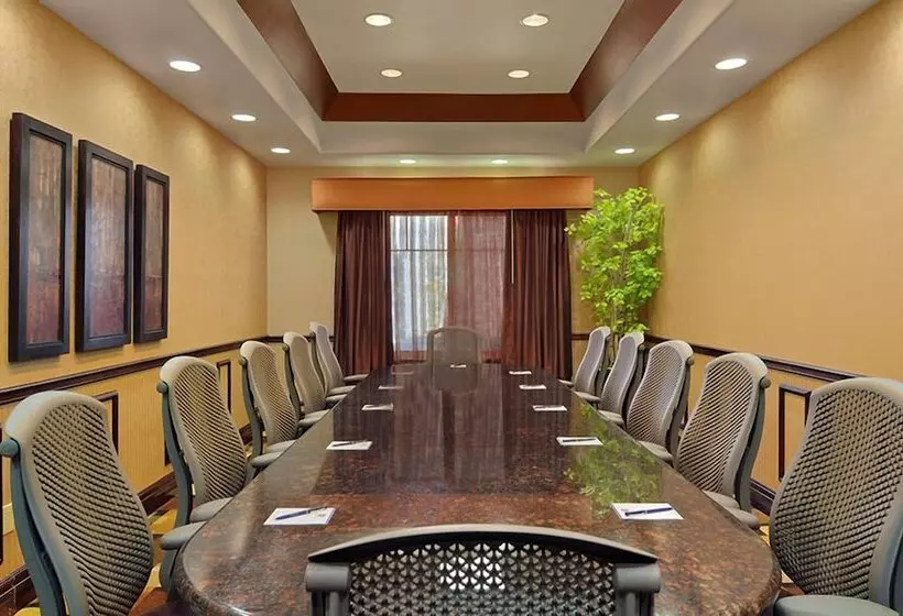 ホテル Best Western Plus Kc Speedway Inn & Suites