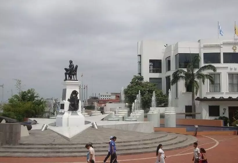 هتل Eloy Alfaro Hostel