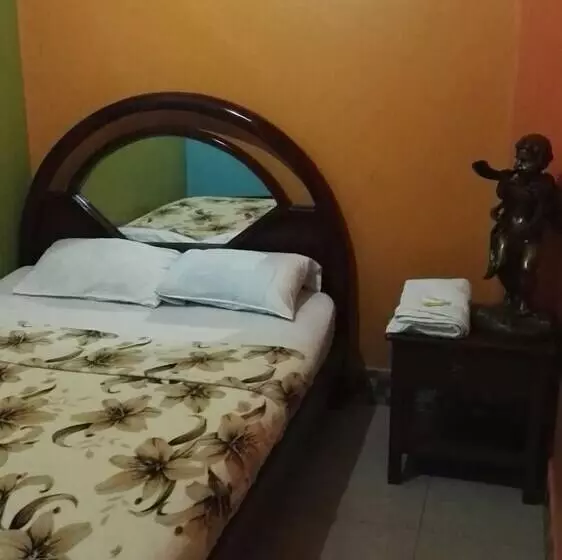 هتل Eloy Alfaro Hostel