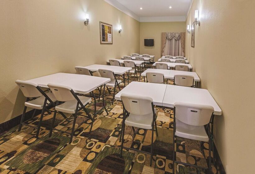 בית מלון כפרי La Quinta Inn & Suites By Wyndham Livingston