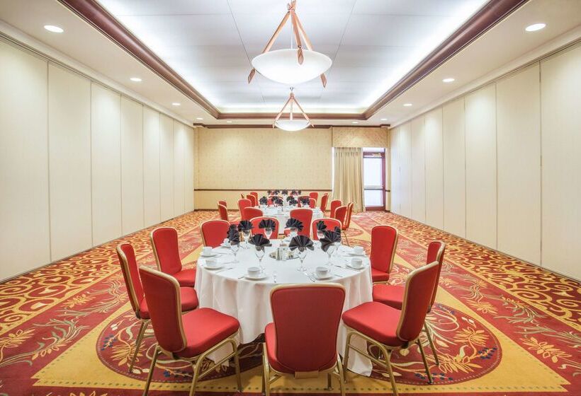 Отель Sonesta Milwaukee West Wauwatosa