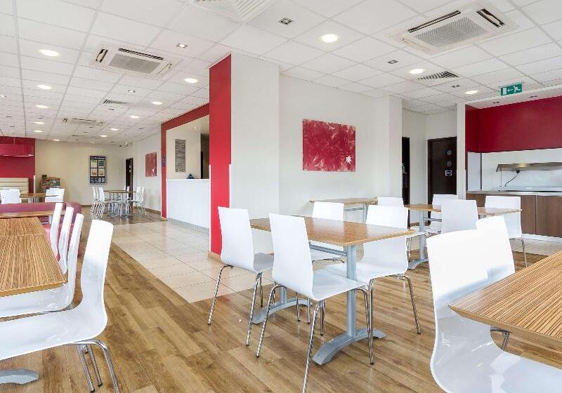 فندق Travelodge Camberley Central