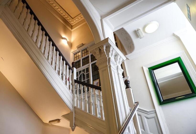 Astor Hyde Park Hostel