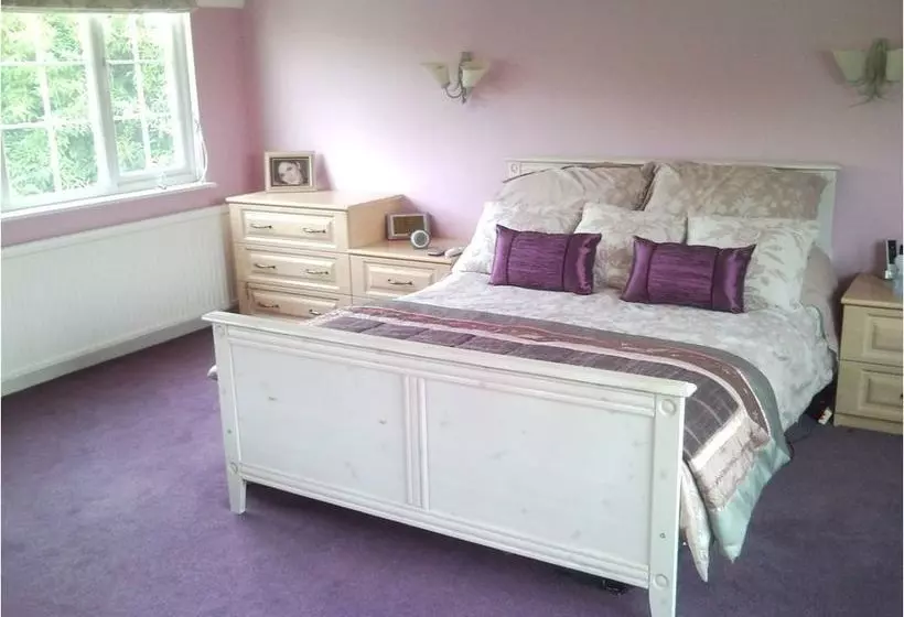 تختخواب و صبحانه Latchmead