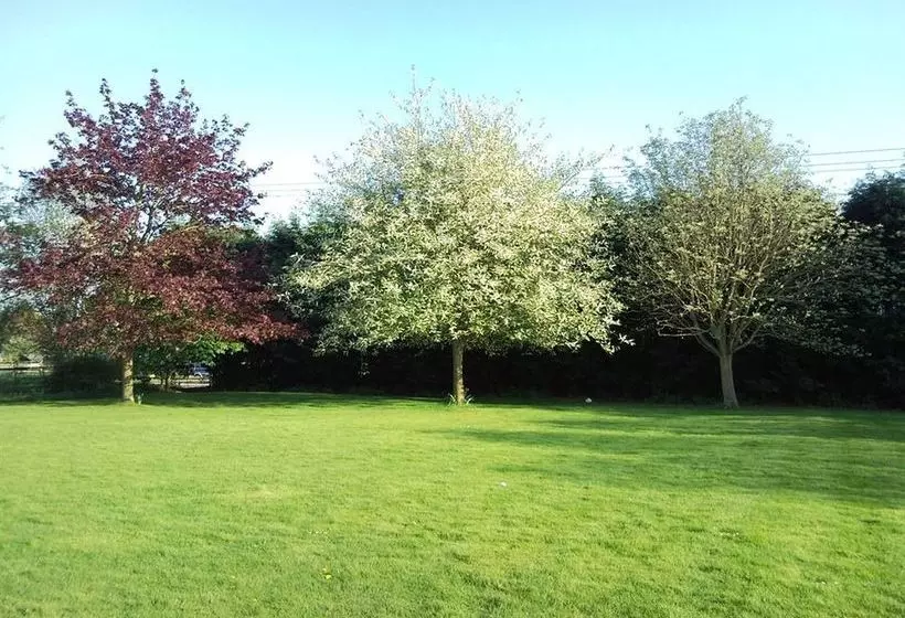 تختخواب و صبحانه Latchmead