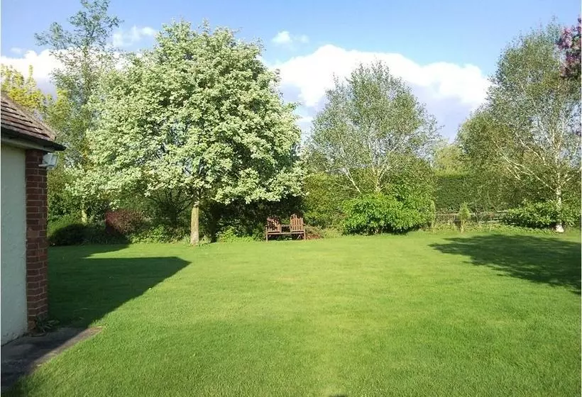 تختخواب و صبحانه Latchmead