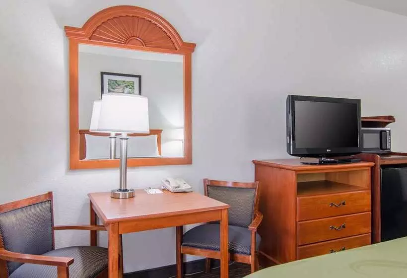 Отель Quality Inn Junction City Near Fort Riley