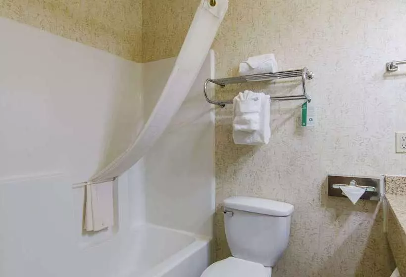 Отель Quality Inn Junction City Near Fort Riley