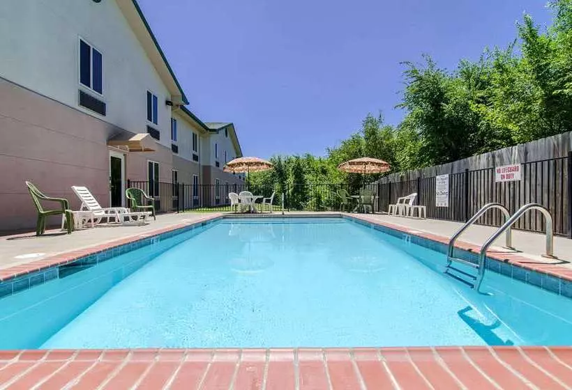 Отель Quality Inn Junction City Near Fort Riley