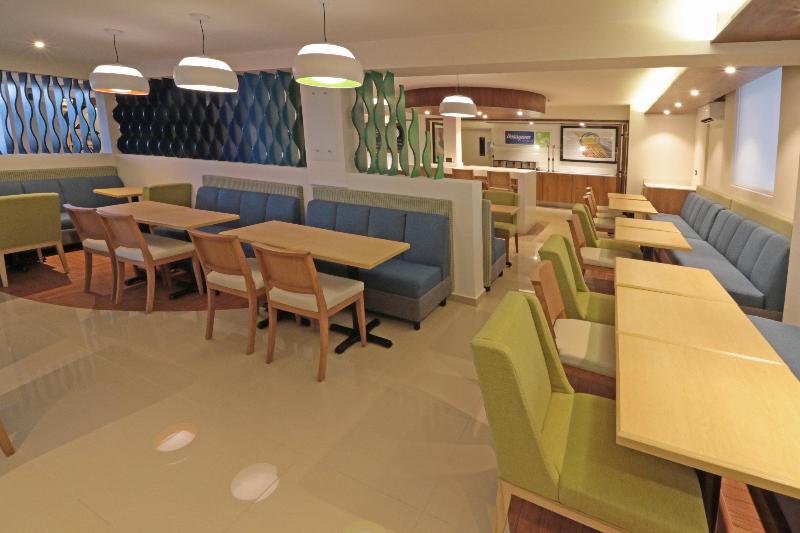 هتل Holiday Inn Express Piedras Negras, An Ihg