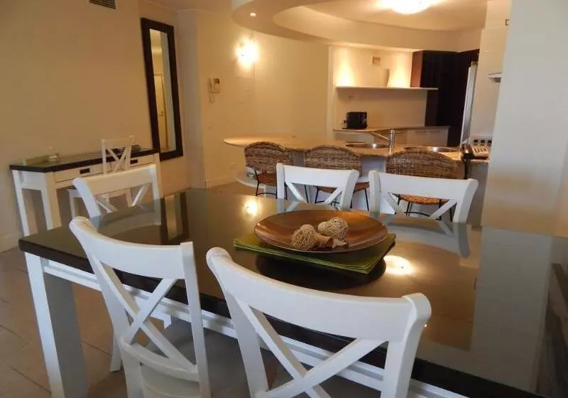 Отель Pavillions On 1770