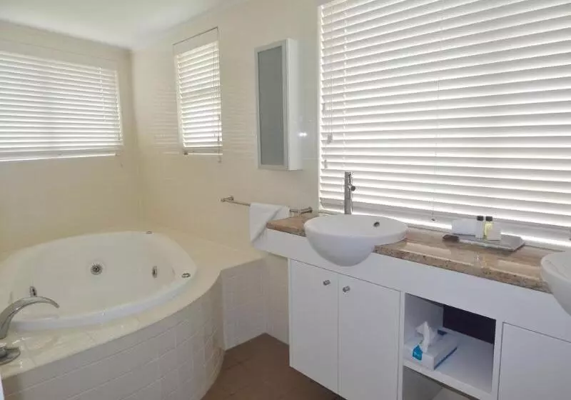 Отель Pavillions On 1770