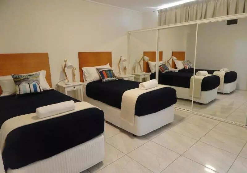 Отель Pavillions On 1770