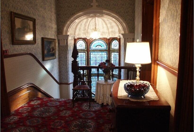 تختخواب و صبحانه Ascot House