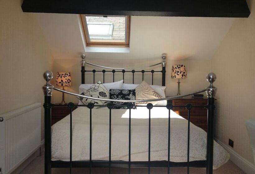 تختخواب و صبحانه Ascot House