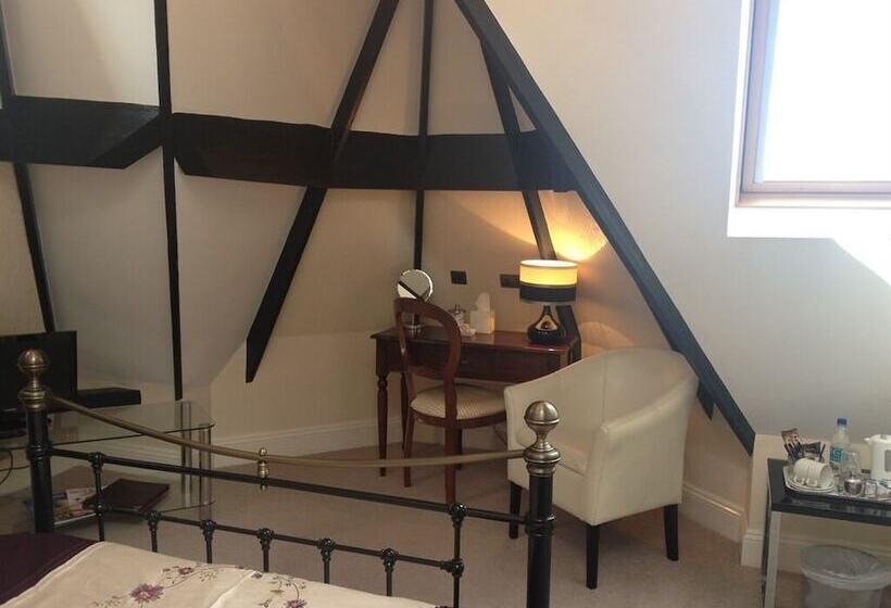 تختخواب و صبحانه Ascot House