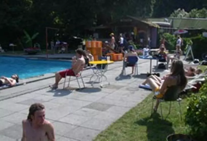 簡易ホテル Funny Farm Backpackers