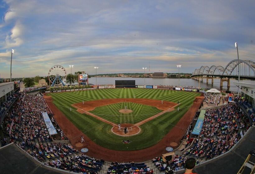 فندق Holiday Inn Express Le Claire Riverfront Davenport, An Ihg