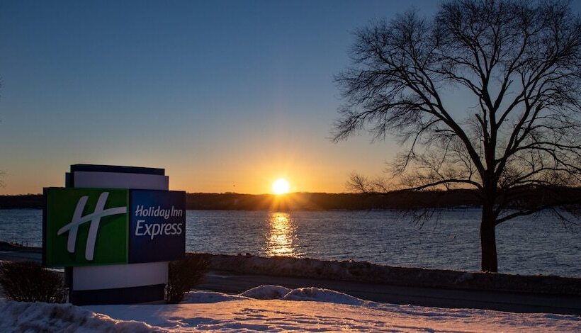 فندق Holiday Inn Express Le Claire Riverfront Davenport, An Ihg