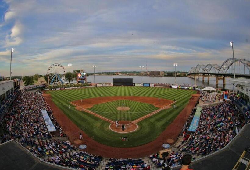 فندق Holiday Inn Express Le Claire Riverfront Davenport, An Ihg