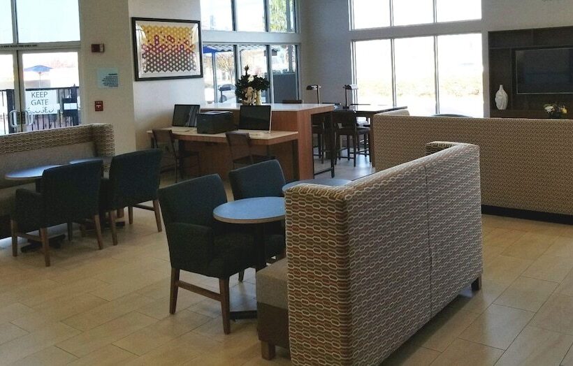 호텔 Holiday Inn Express Madera, An Ihg