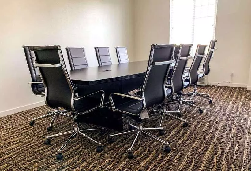 Отель Comfort Inn & Suites Near Ontario Airport