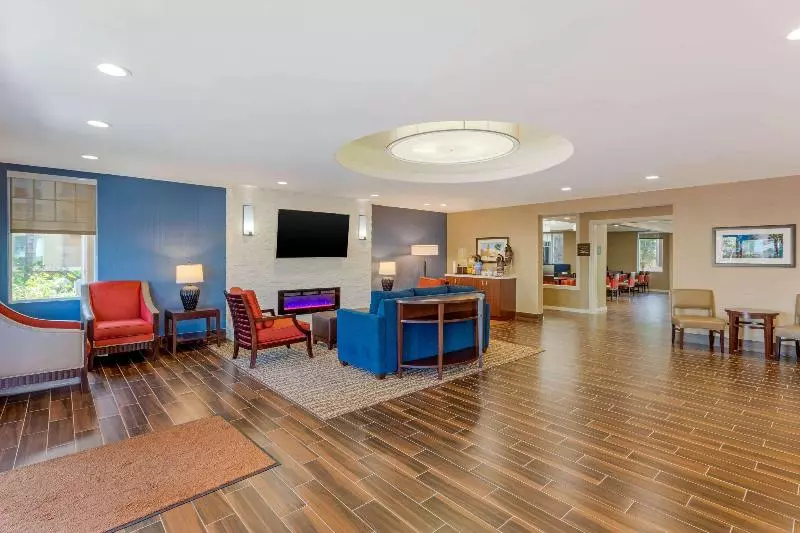 Отель Comfort Inn & Suites Near Ontario Airport