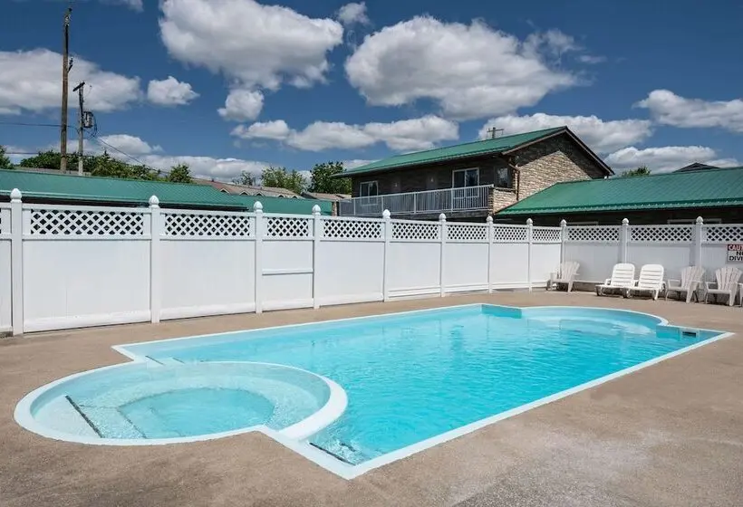 ホテル Howard Johnson by Wyndham Gananoque
