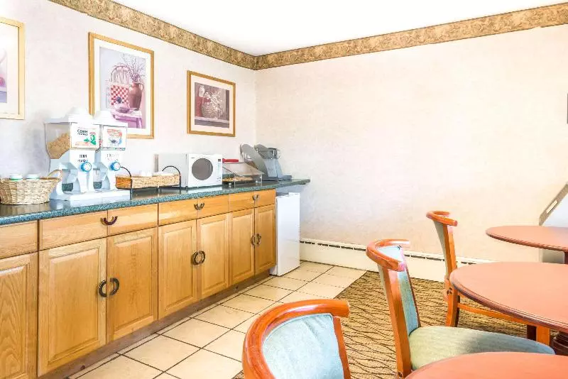 בית מלון כפרי Knights Inn Lenox