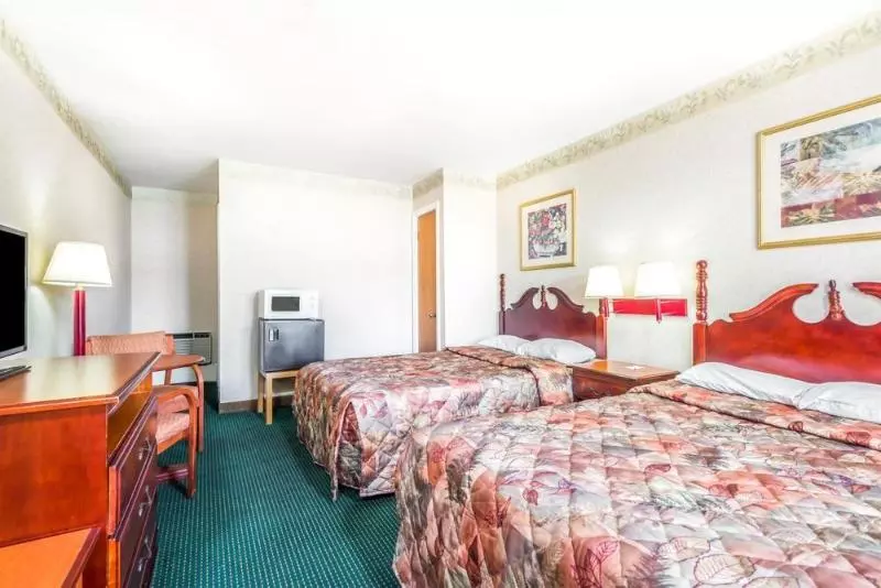 בית מלון כפרי Knights Inn Lenox