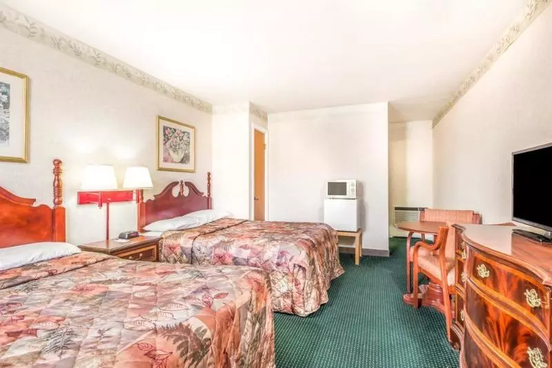 בית מלון כפרי Knights Inn Lenox