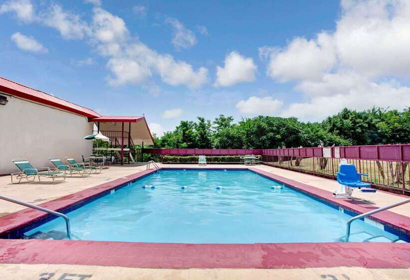 בית מלון כפרי Days Inn By Wyndham Knoxville West