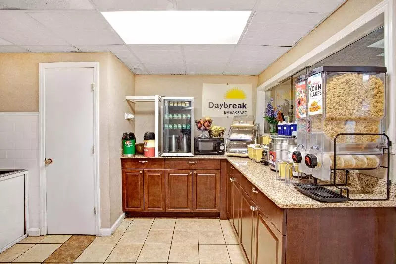 בית מלון כפרי Days Inn By Wyndham Knoxville West