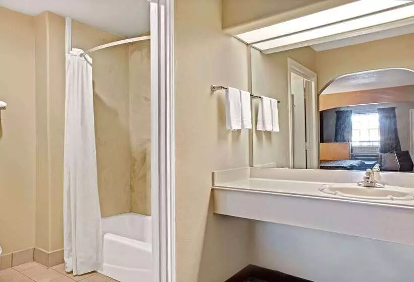 ホテル Days Inn & Suites By Wyndham Houston North   Spring