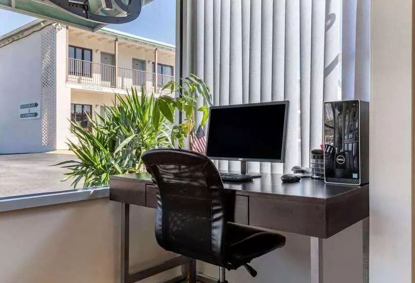 Отель Econo Lodge Of Conway