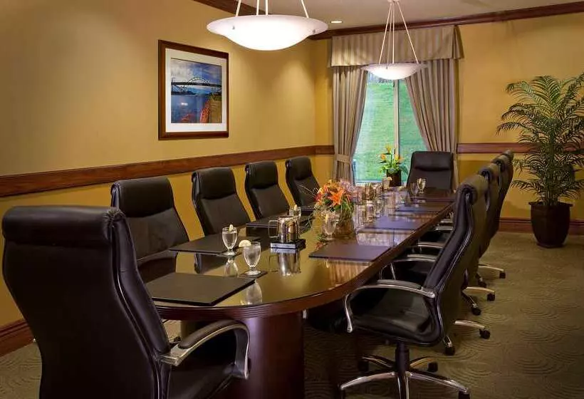 ホテル Hilton Garden Inn Milwaukee Northwest Conference Center