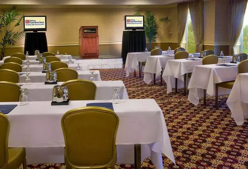 ホテル Hilton Garden Inn Milwaukee Northwest Conference Center