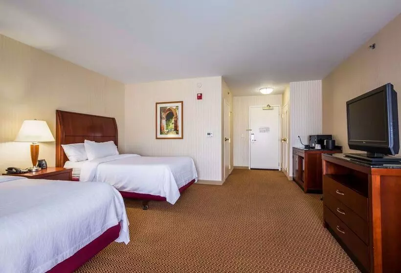 ホテル Hilton Garden Inn Milwaukee Northwest Conference Center