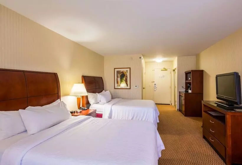 ホテル Hilton Garden Inn Milwaukee Northwest Conference Center
