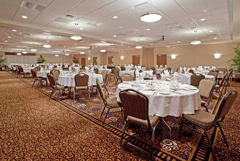 Отель Holiday Inn Purdue Fort Wayne, An Ihg
