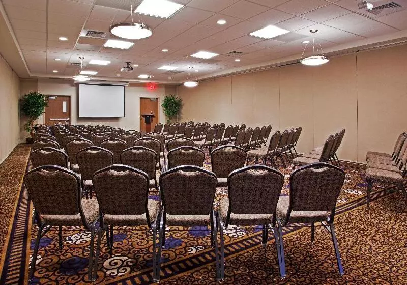 Отель Holiday Inn Purdue Fort Wayne, An Ihg