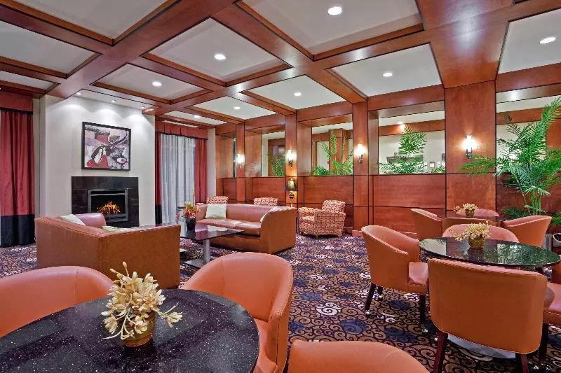 Отель Holiday Inn Purdue Fort Wayne, An Ihg