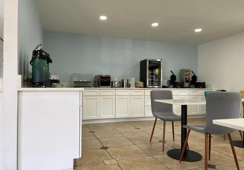 Отель Quality Inn Portland Airport Pdx