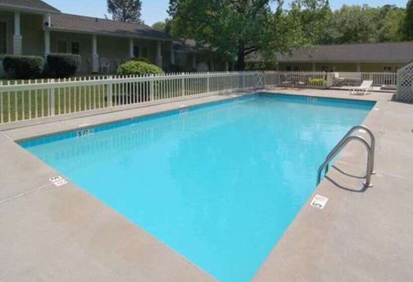 فندق Rodeway Inn & Suites On The River