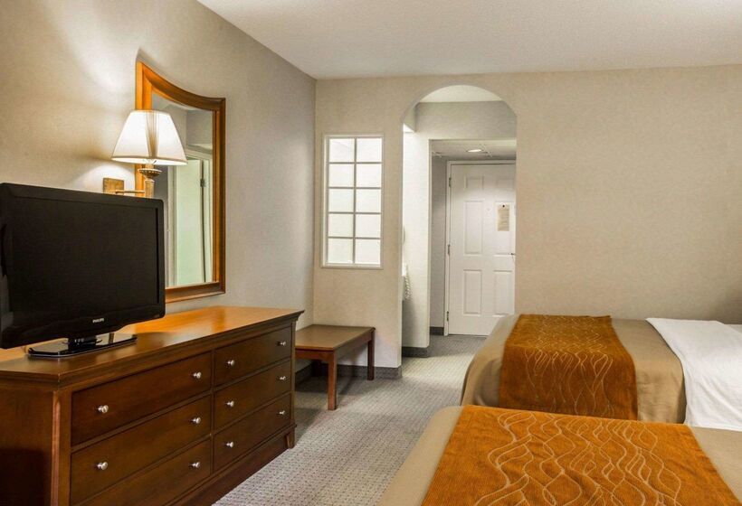 فندق Rodeway Inn & Suites On The River