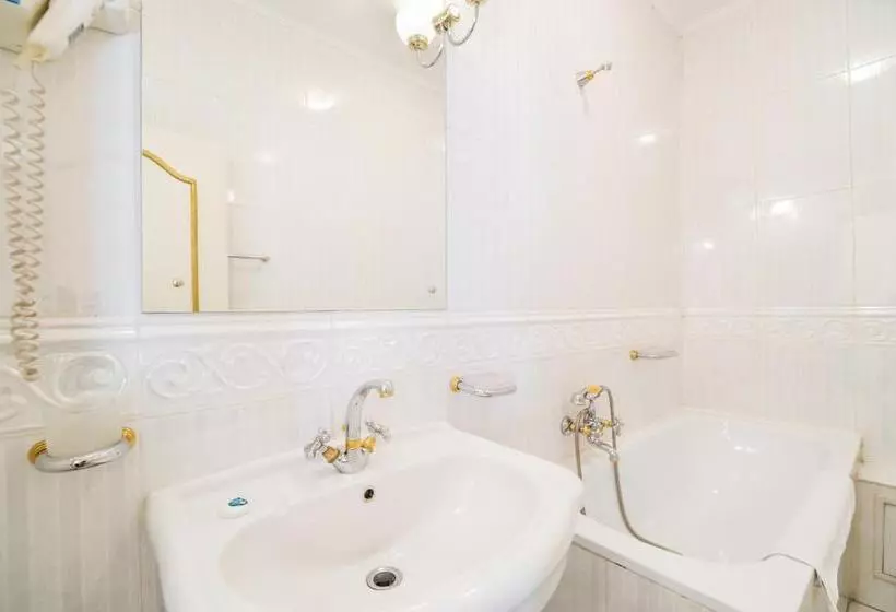 هتل Carpati Imparatul Romanilor