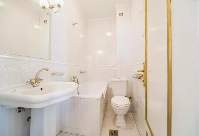 هتل Carpati Imparatul Romanilor