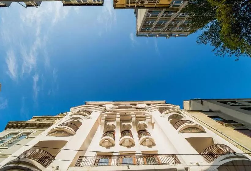 هتل Carpati Imparatul Romanilor